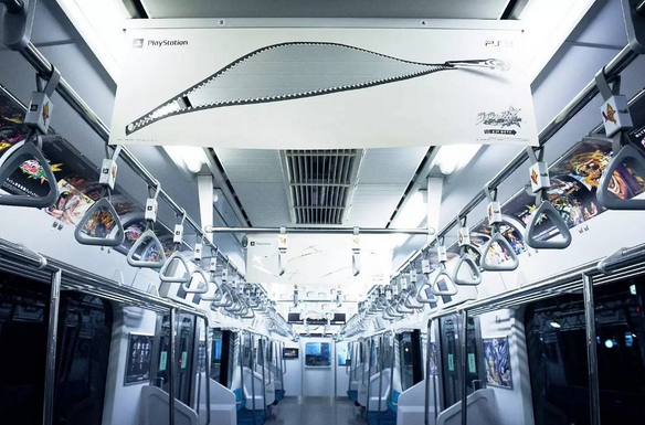 對粉絲們來說，這是個(gè)驚喜。對普通乘客來說，這個(gè)奇怪的廣告激發(fā)了他們的好奇心。