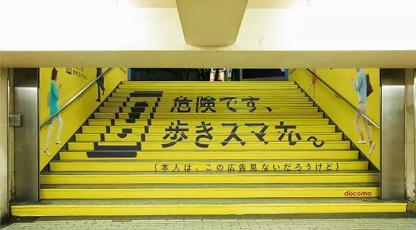 這個(gè)系列廣告有多組樣式，發(fā)揮一手吐槽功夫。