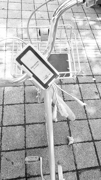 車把中間有手機充電支架，下方連接著3根充電線。