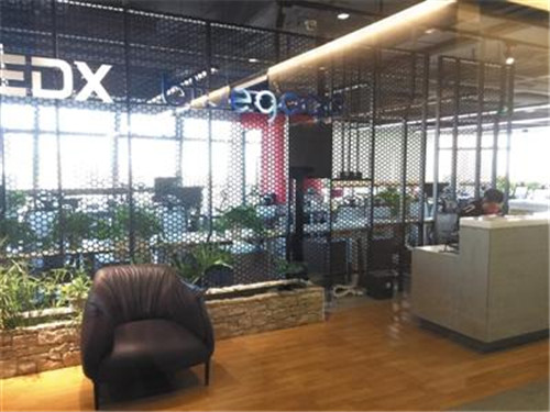 11月16日，小藍單車總部人去樓空，前臺只剩保安。