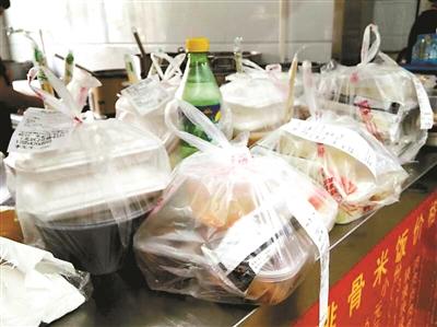 一餐館的“飯口”時(shí)段，等待“出發(fā)”的外賣擺滿案臺(tái)
