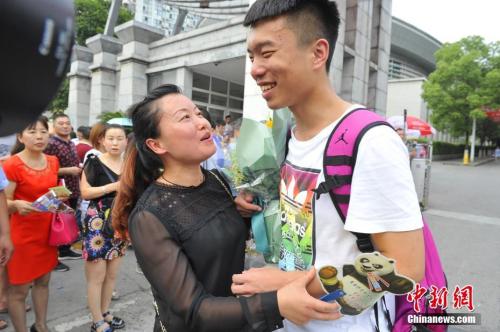 資料圖：家長給考生送上鮮花。王康明 攝