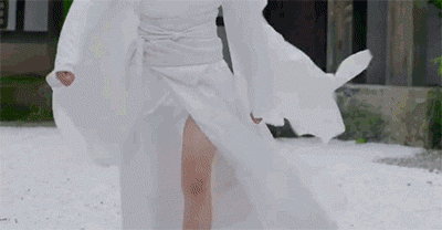 總不能全像九王一樣穿上高開叉的透視裙吧！