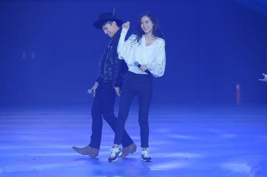 偶像面前，baby變羞澀少女