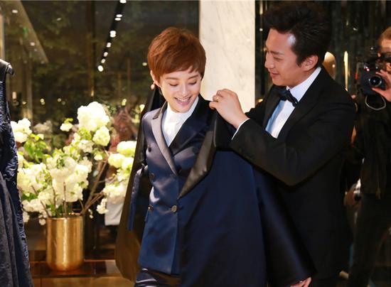 超哥，你還是老老實(shí)實(shí)伺候娘娘更衣吧。