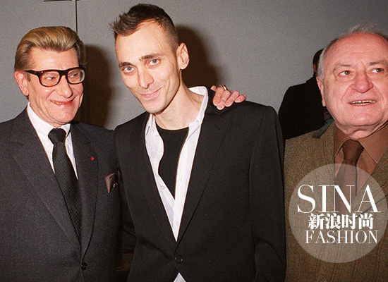 Yves-Saint-Laurent、Hedi-Slimane、Pierre-Bergé在Dior后臺的合影