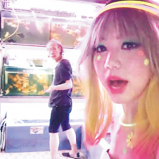 鄧紫棋穿熒光裝，嚇尿路人