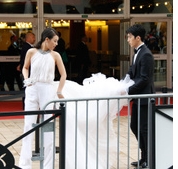 井柏然，馬思純徘徊在戛納紅毯門口