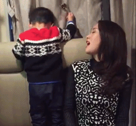 陳喬恩撩逗帥氣萌娃 向?qū)Ψ剿魑钱?huà)面有愛(ài)