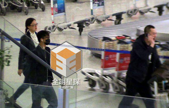 韓庚現(xiàn)身機(jī)場。