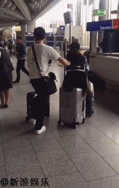 吳奇隆推著劉詩(shī)詩(shī)走