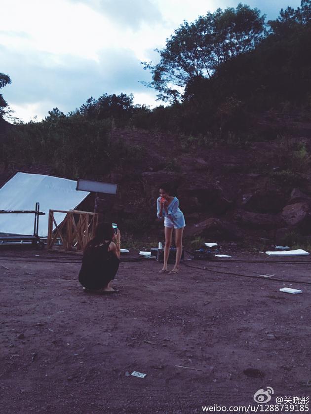 關(guān)曉彤吃西瓜賣(mài)萌