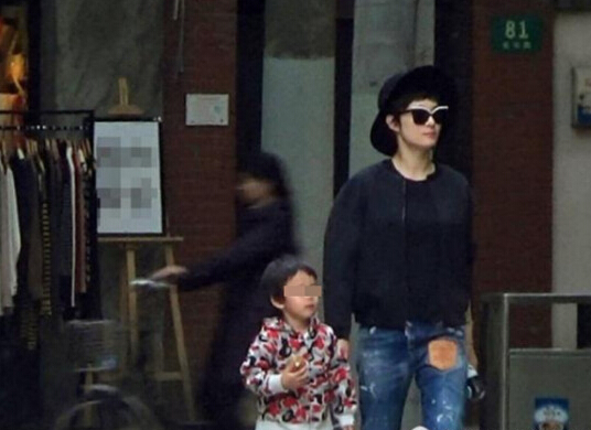 等等正面照曝光。