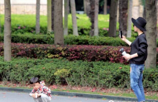 孫儷不時拿出手機替等等拍照。