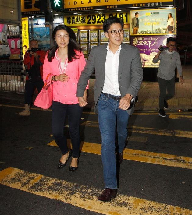 慶祝結婚四周年時，郭晶晶已有孕味