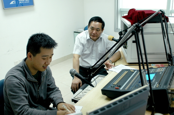 河南省政府安委會(huì)副主任、省安全生產(chǎn)監(jiān)督管理局黨組書記、局長(zhǎng)張國(guó)輝做客《安全河南》直播室