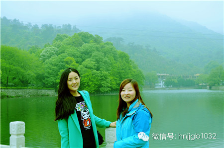 奧斯卡汽車影城的美女和這個風景融入的真好啊，有木有？！