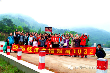 這么美的地方，我們合影留念，看大家多開心！