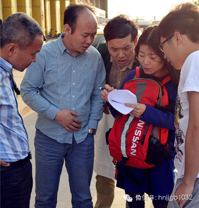 五點(diǎn)五十左右，聽眾們陸陸續(xù)續(xù)到達(dá)鄭州捷和汽車，首先要做的第一件事就是找我們的工作人員要車標(biāo)