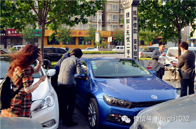 當(dāng)然，小編認(rèn)為最高境界是這位美女，這張照片應(yīng)該取名為論美女的自我修養(yǎng)。