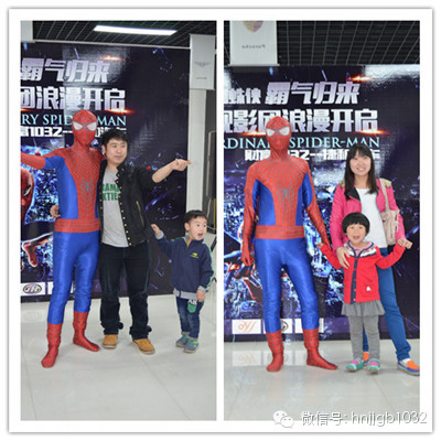 貼完車標(biāo)回到大廳，一位蜘蛛俠模樣的男子瞬間吸引大家的眼球