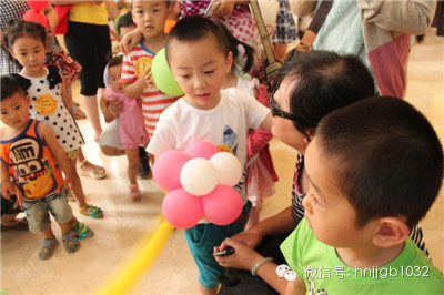 拿到氣球玩具的小朋友，瞬間成了焦點(diǎn)，周圍的小朋友都想和你做朋友，你知道嗎？