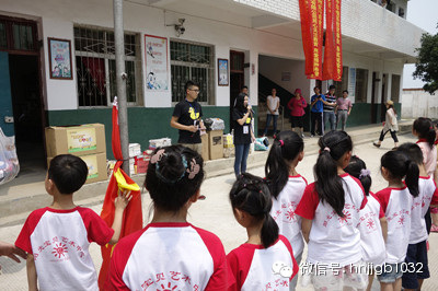 財富1032主播鄧語、張哲主持了捐助儀式