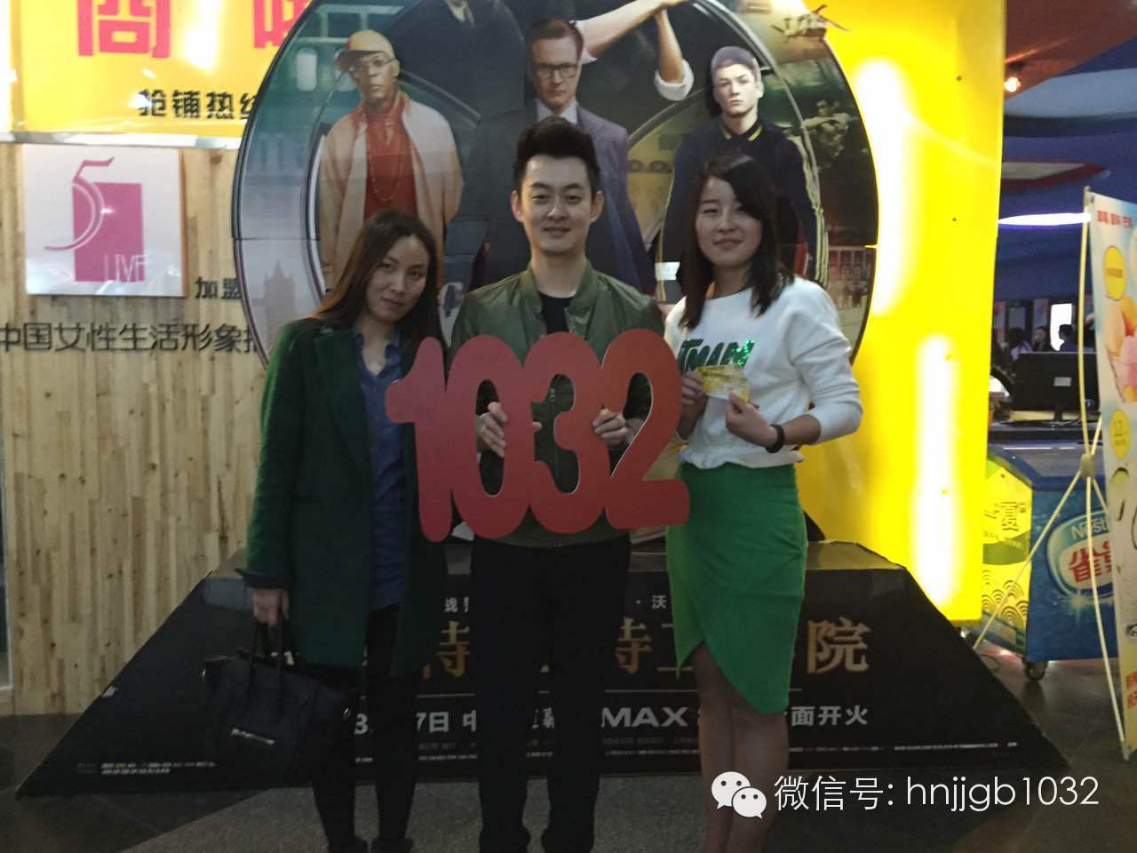 傳說中的Johnny終于現(xiàn)身啦！還是美女魅力大哦。帥哥美女好養(yǎng)眼，小編忍不住要多看幾眼呢。