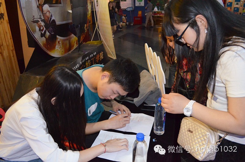 看，我們的工作人員正在組織簽到哦！