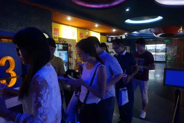 電影馬上開始，排隊入場嘍