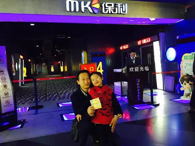 再來看兩個萌娃，表情都好有戲！