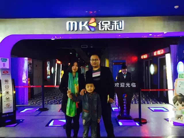 再來看兩個萌娃，表情都好有戲！