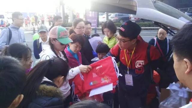 8:30準時集合，現(xiàn)場工作人員給大家分發(fā)參賽證和參賽衣服。