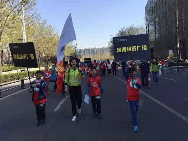 出發(fā)啦！小朋友和大朋友們昂首闊步向賽場邁進！