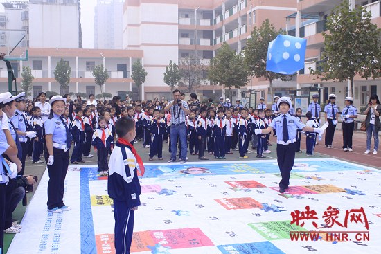 “文明出行 藍色關愛”愛的飛行棋發(fā)放活動啟動