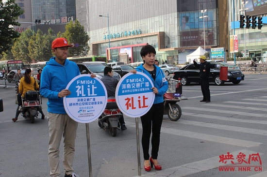 河南省文明交通形象大使、河南交通廣播主持人南方在活動現(xiàn)場