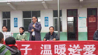 啟乘名車廣場(chǎng)總經(jīng)理賈敏銳發(fā)表愛心講話