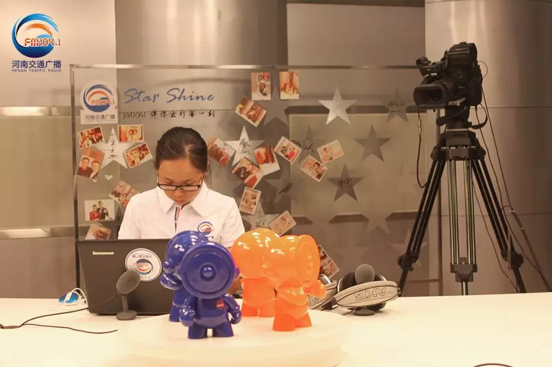 還是抽獎(jiǎng)的姑娘比較認(rèn)真！為保證抽獎(jiǎng)的公平公正，映象網(wǎng)進(jìn)行了全程視頻直播。