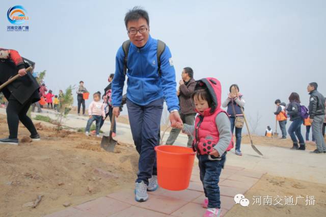 爸比爸比，你會(huì)種小樹嗎？我來教你吧~