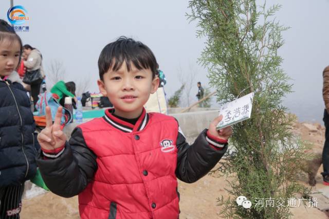 耶！你看，這是我種下的小樹苗！