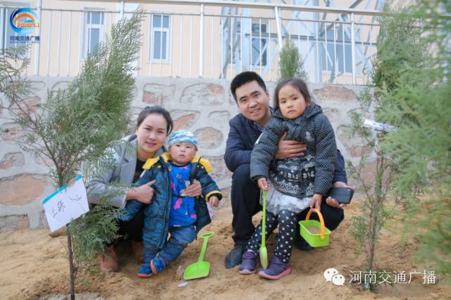 一家四口，一起種下我們的小樹，和寶貝兒們一起茁壯成長！