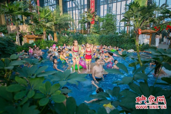 又開始過夏天的孩子們，在溫潤的泉水里放任天性。