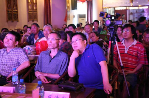 信息廣播總監(jiān)李金鋒（左1）、副總監(jiān)魏志剛（左2）、副總監(jiān)陳德年（左3）