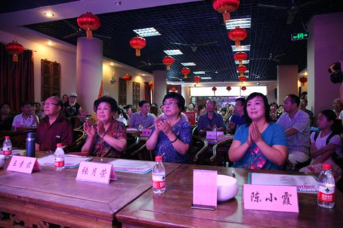 我省著名豫劇表演藝術(shù)家素君（左2）、常香玉弟子、國家一級(jí)演員張?jiān)聵s（右2）