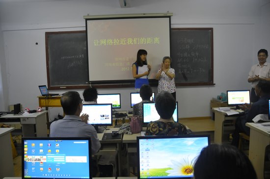 擁有18萬(wàn)粉絲的網(wǎng)絡(luò)紅人、78歲的QQ奶奶張秀麗也來(lái)到網(wǎng)絡(luò)課堂