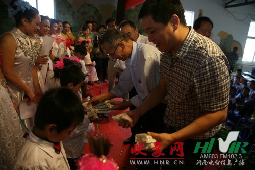 信息廣播總監(jiān)李金鋒等為小朋友獻(xiàn)愛(ài)心