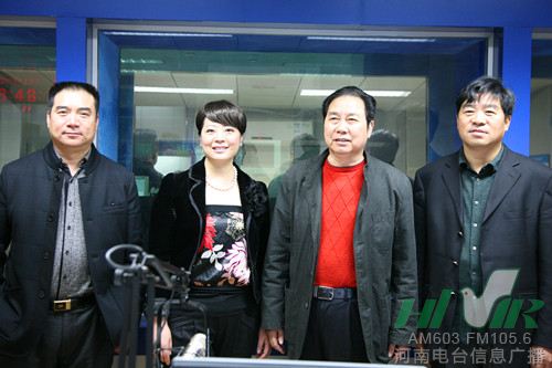 主持人周迪與做客嘉賓 主持人周迪與做客嘉賓