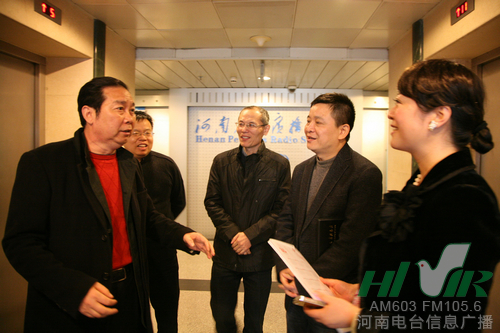 主持人周迪向李樹建贈送信息廣播2013臺歷 主持人周迪向李樹建贈送信息廣播2013臺歷