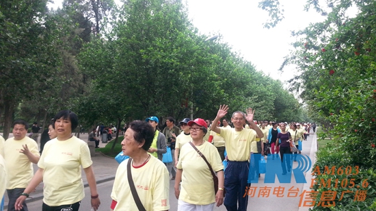 萬(wàn)名老人健步走