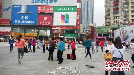 他們從四面八方匯集到二七塔下，由行走路人一下變成了一支舞蹈隊(duì)，跳起了節(jié)奏歡快、時(shí)尚動(dòng)感的舞蹈。